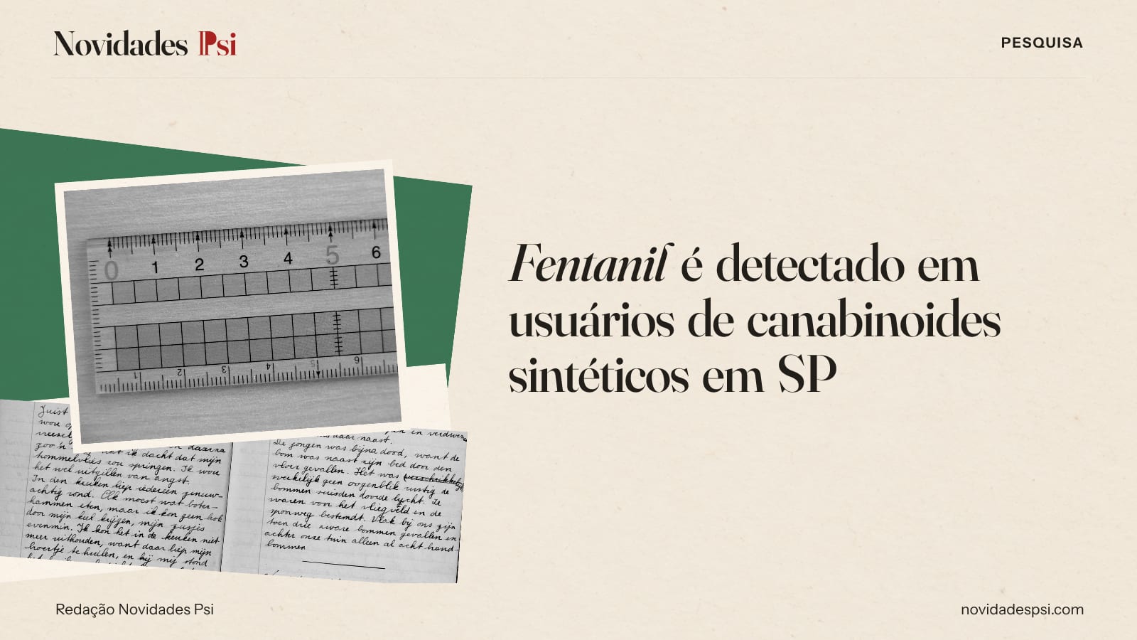 Colagem com régua transparente sobre uma mesa de, caderno aberto com páginas manuscritas e papel verde sálvia.